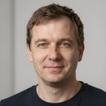Улыбающийся клиент Виктор Петрович получил срочный займ для пенсионеров в компании Быстрый Займ