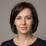 Улыбающаяся клиентка Анна Сергеевна получила срочный займ для пенсионеров в компании Быстрый Займ